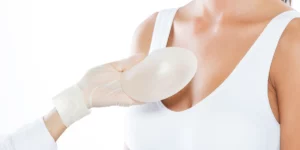 Zabieg wymiany implantów piersi z usunięciem torebki w klinice Re Vitae