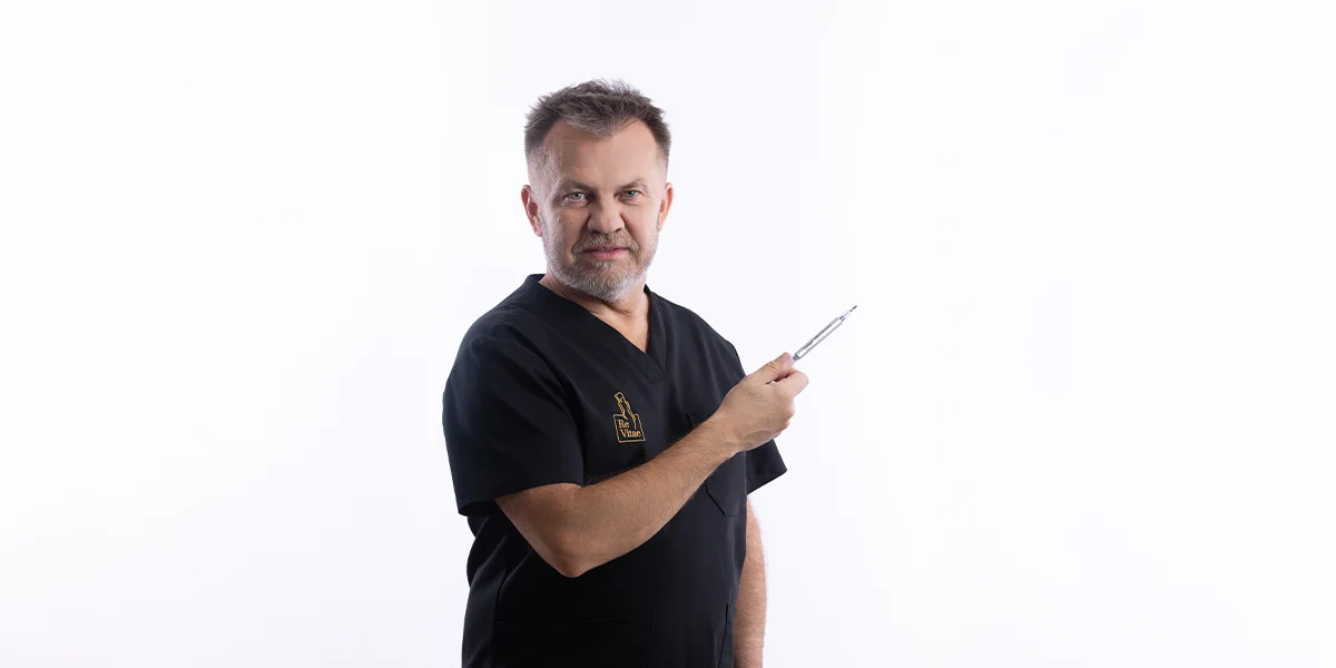 Dr Andrzej Kustra podczas konsultacji w klinice Re Vitae