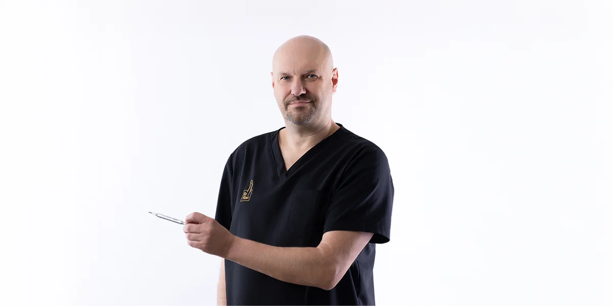 Dr Jasek podczas konsultacji medycznej w klinice Re Vitae