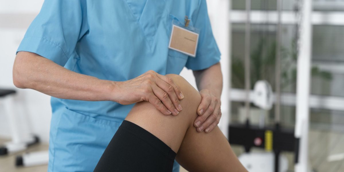 medical-assistant-helping-patient-with-physiotherapy-exercises-scaled-1